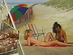 Dva lezbejke igra na plaži pozadini