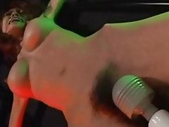 Mala azijatkinja vezan i igrale