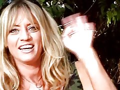 Riđi azijski lezbejka je čvrsto pičkica lizao do razigrani prijatelji u park